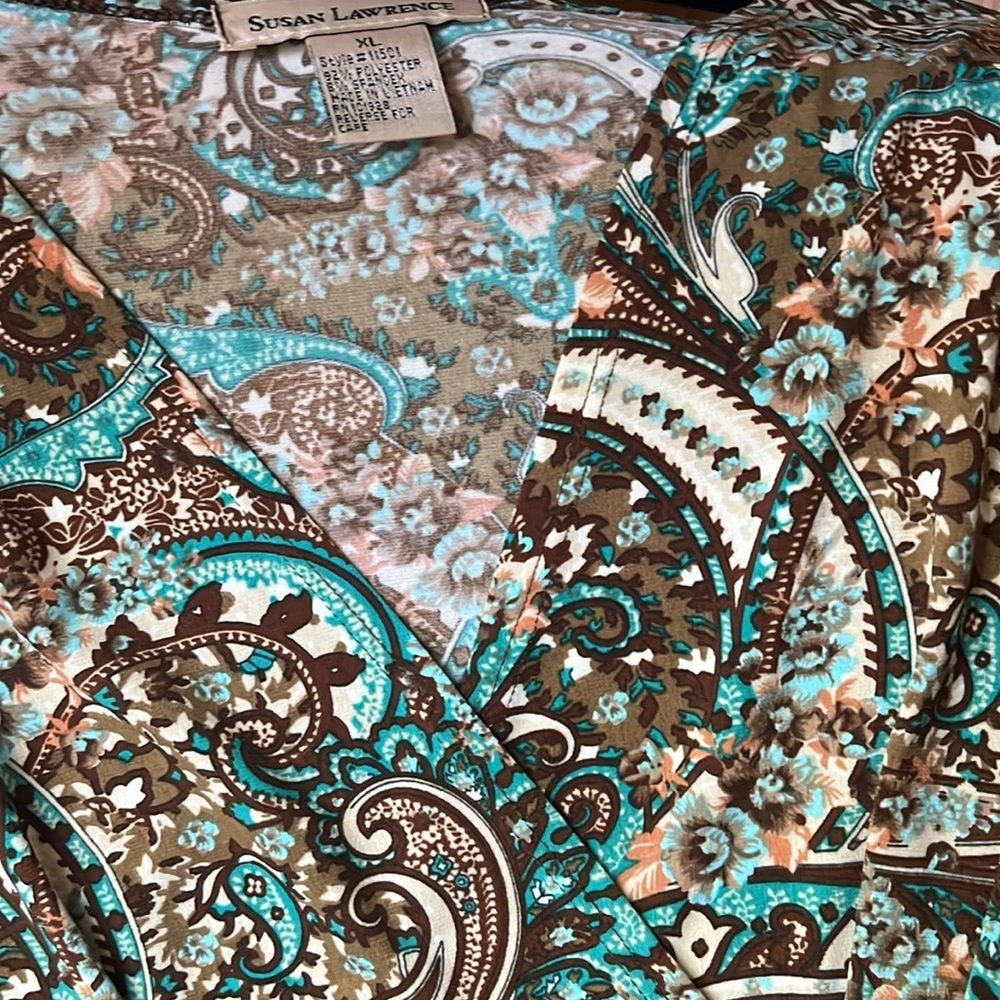 SUSAN LAWRENCE Size XL Short sleeve, V neck, paisley, top. - Picture 3 of 4